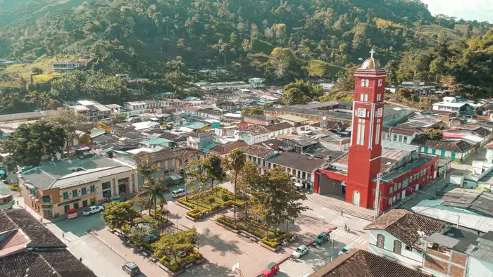 Vista aérea de Pijao, Quindío: la plaza, la iglesia roja y las montañas cafeteras