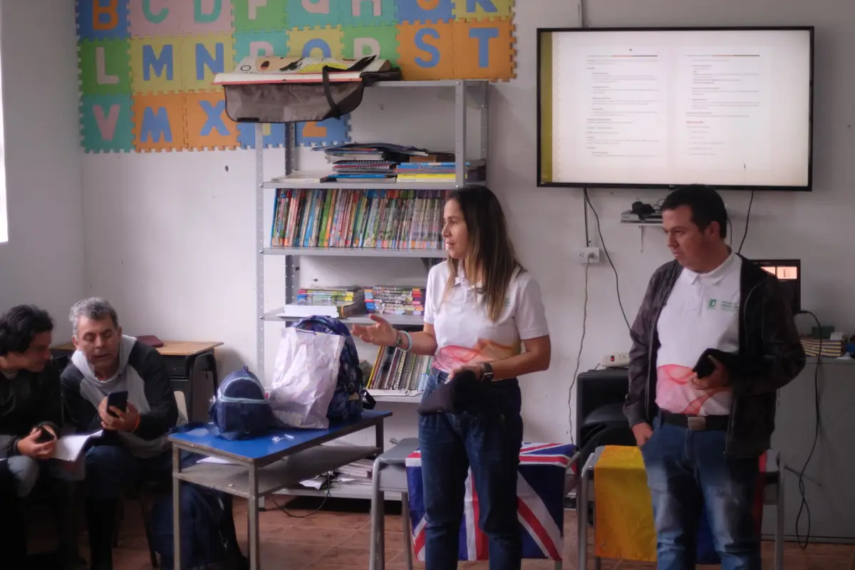 Taller comunitario en Pijao con las banderas de Colombia y el Reino Unido