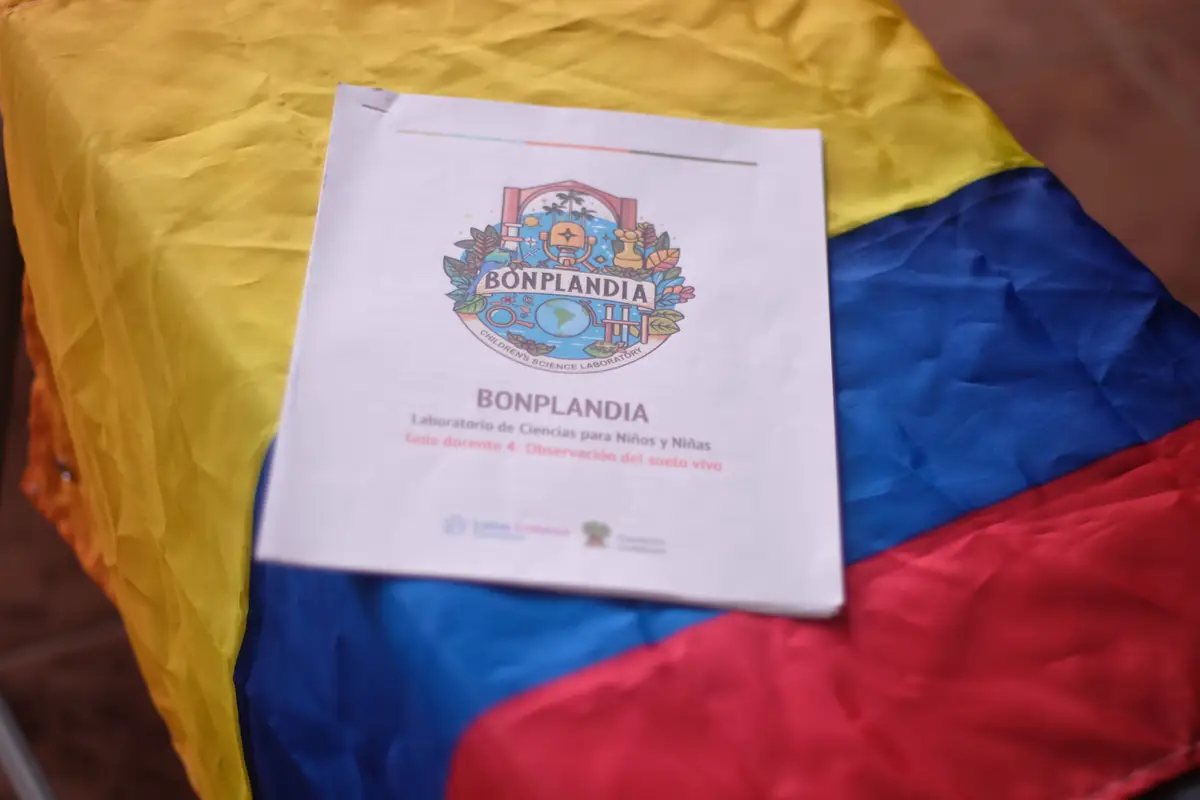 Guía docente del Laboratorio Bonplandia sobre la bandera de Colombia, con los logos de Lotus Children's Foundation y Fundación Frailejones