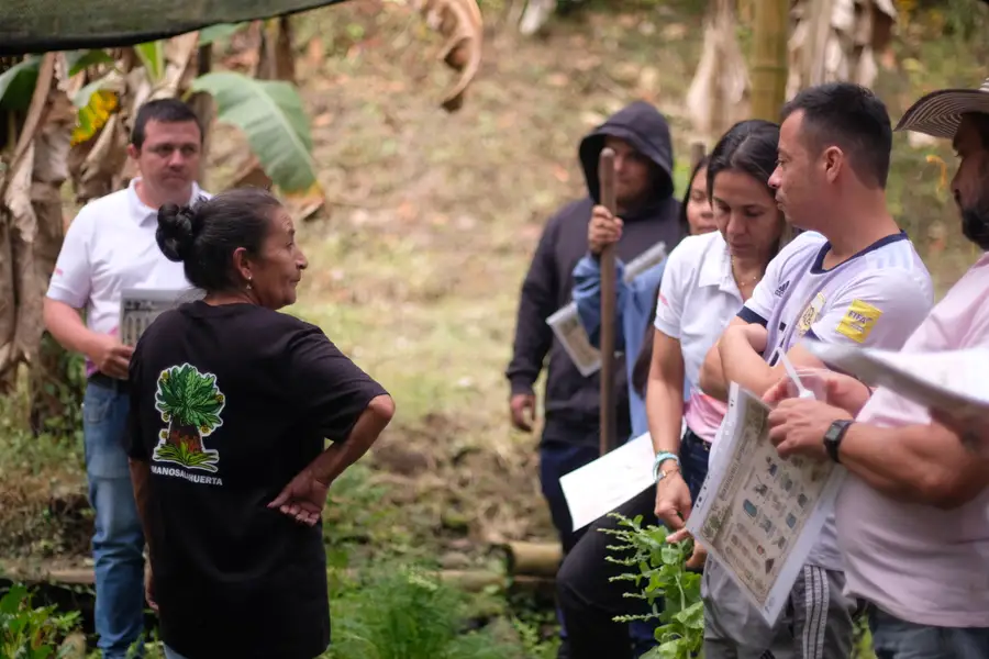 La comunidad reunida en la huerta durante la jornada de voluntariado