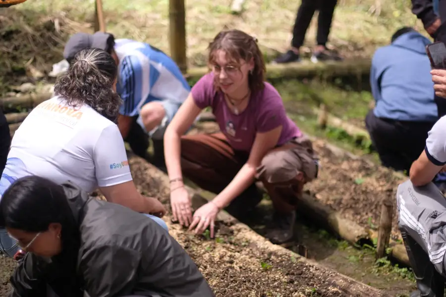 Voluntarios preparando las camas de siembra bajo la polisombra