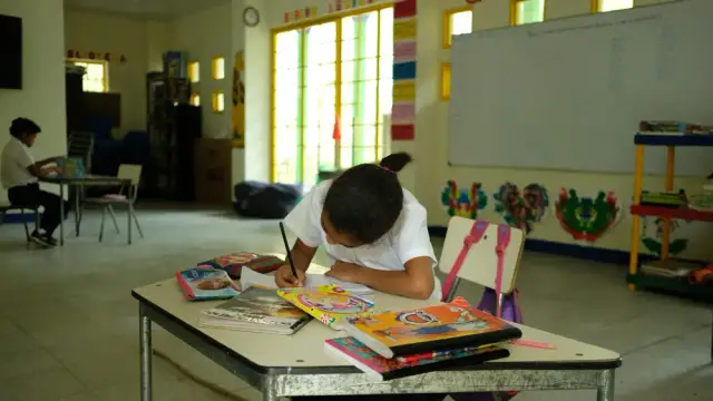 Estudiantes en un aula de la escuela El Espartillal