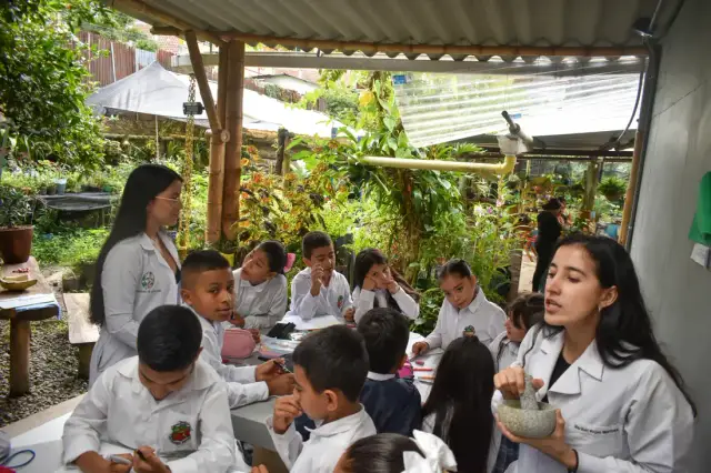 Clase de botánica con las biólogas del programa: mortero en mano y batas de laboratorio