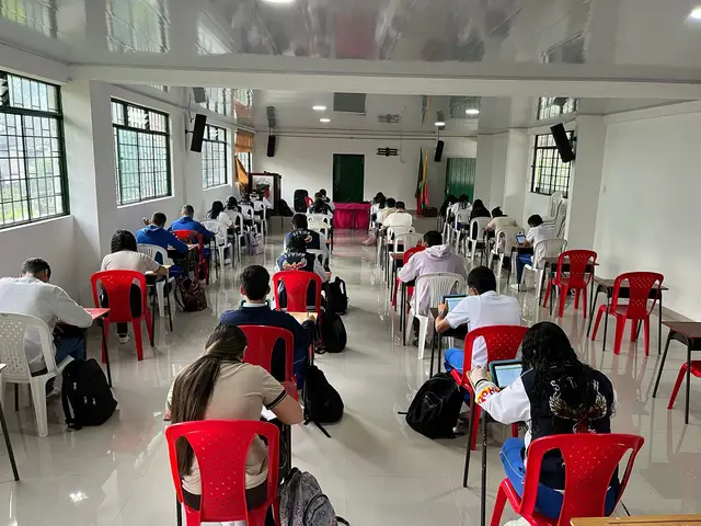 Estudiantes de Nexo Futuro en una jornada de preparación para las pruebas ICFES