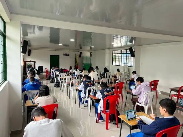 Grupo de estudiantes trabajando con tablets durante una tutoría de Nexo Futuro